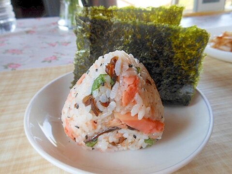 鮭フレーク＋きくらげ明太＋胡麻＋大葉のおにぎり